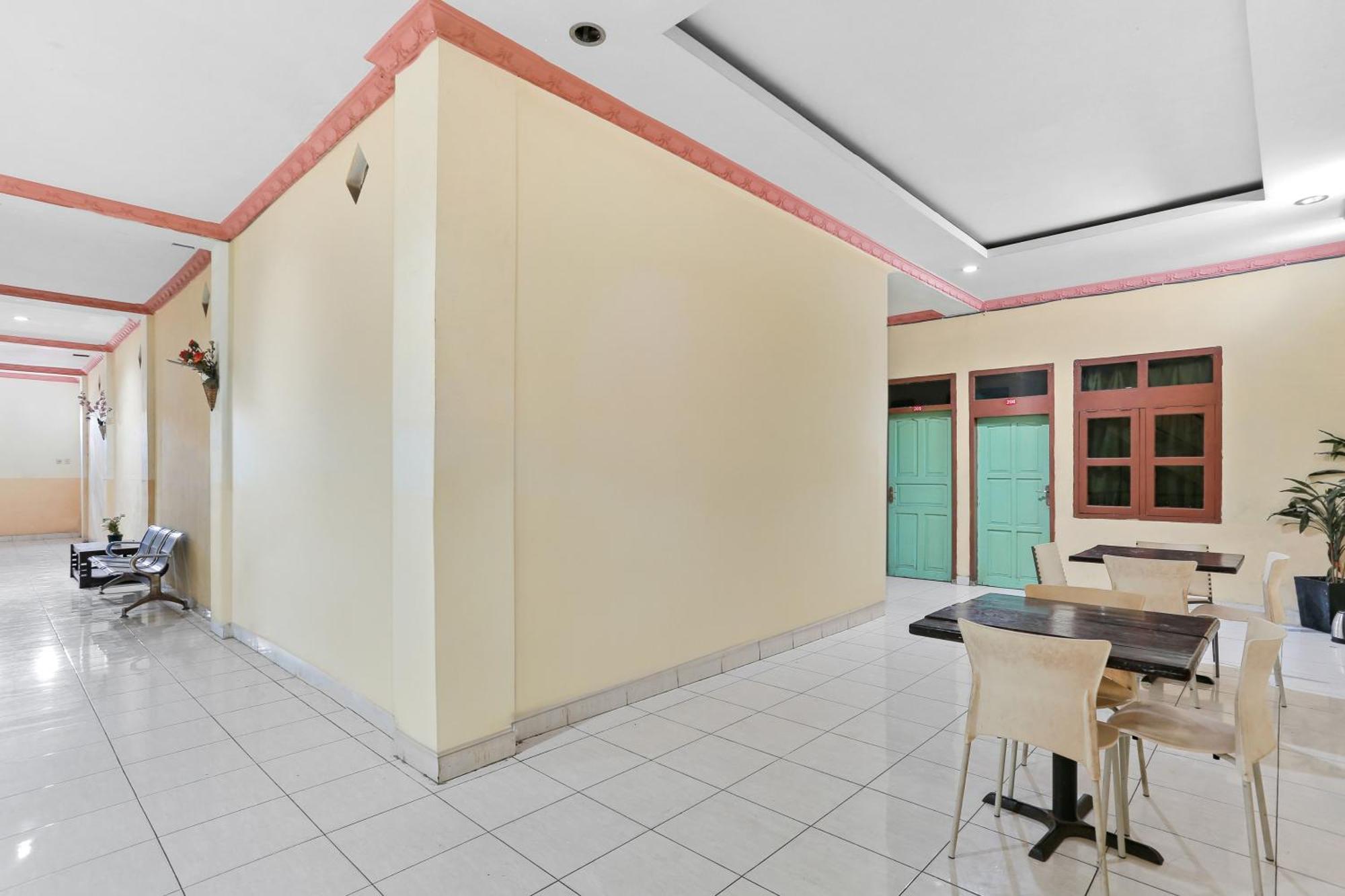 Oyo 93046 Hotel Fortuna Parepare Bagian luar foto