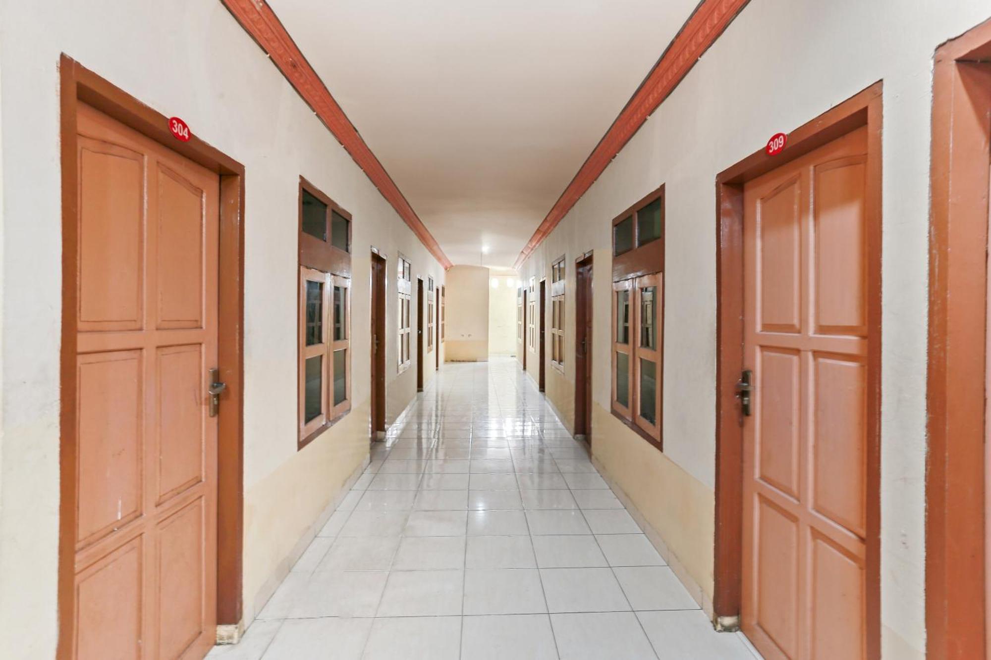Oyo 93046 Hotel Fortuna Parepare Bagian luar foto
