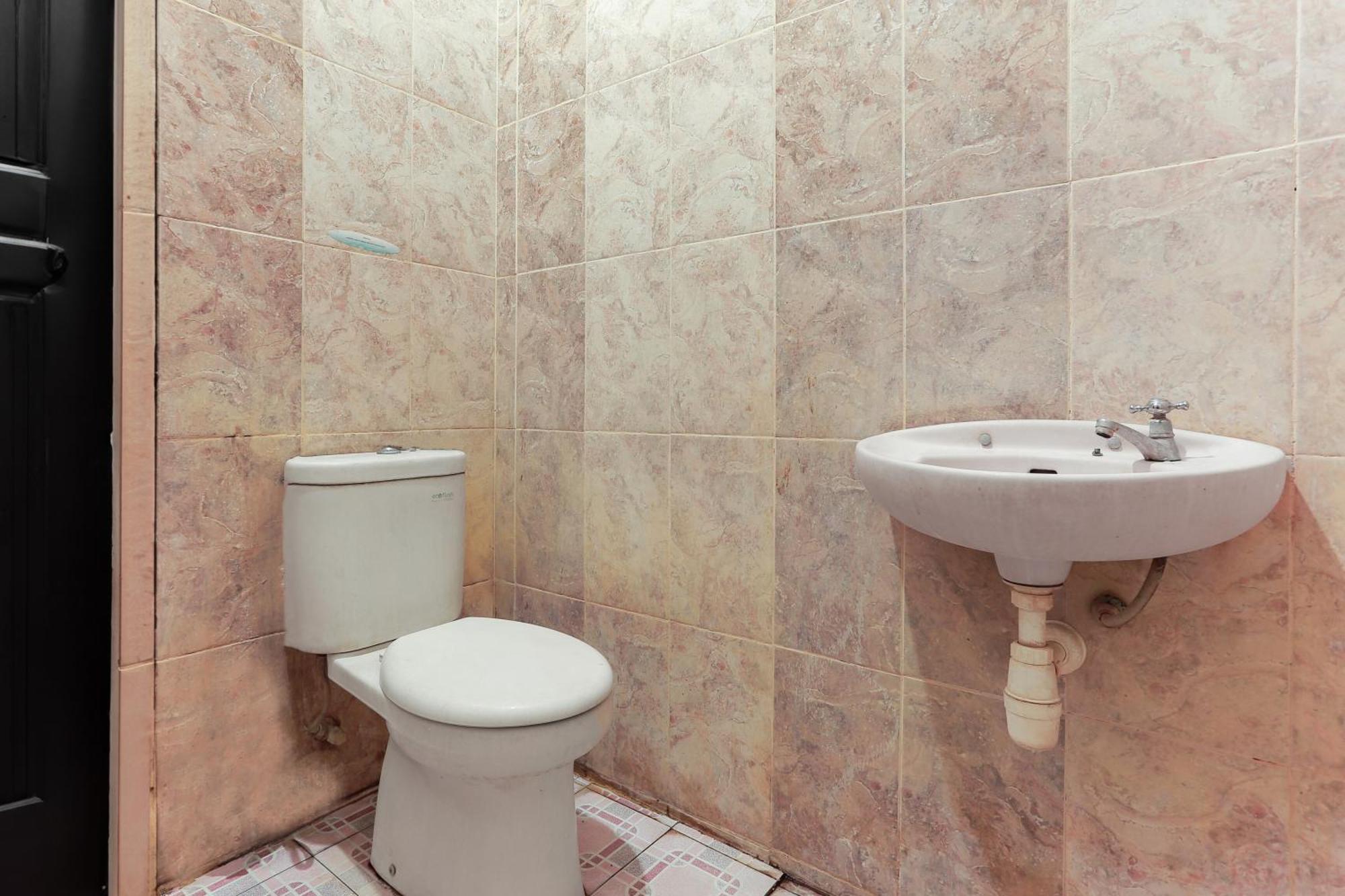 Oyo 93046 Hotel Fortuna Parepare Bagian luar foto