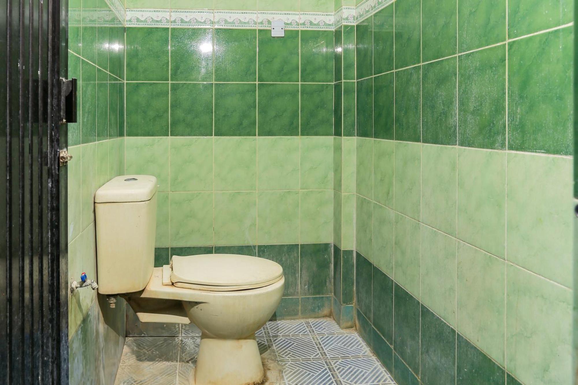 Oyo 93046 Hotel Fortuna Parepare Bagian luar foto