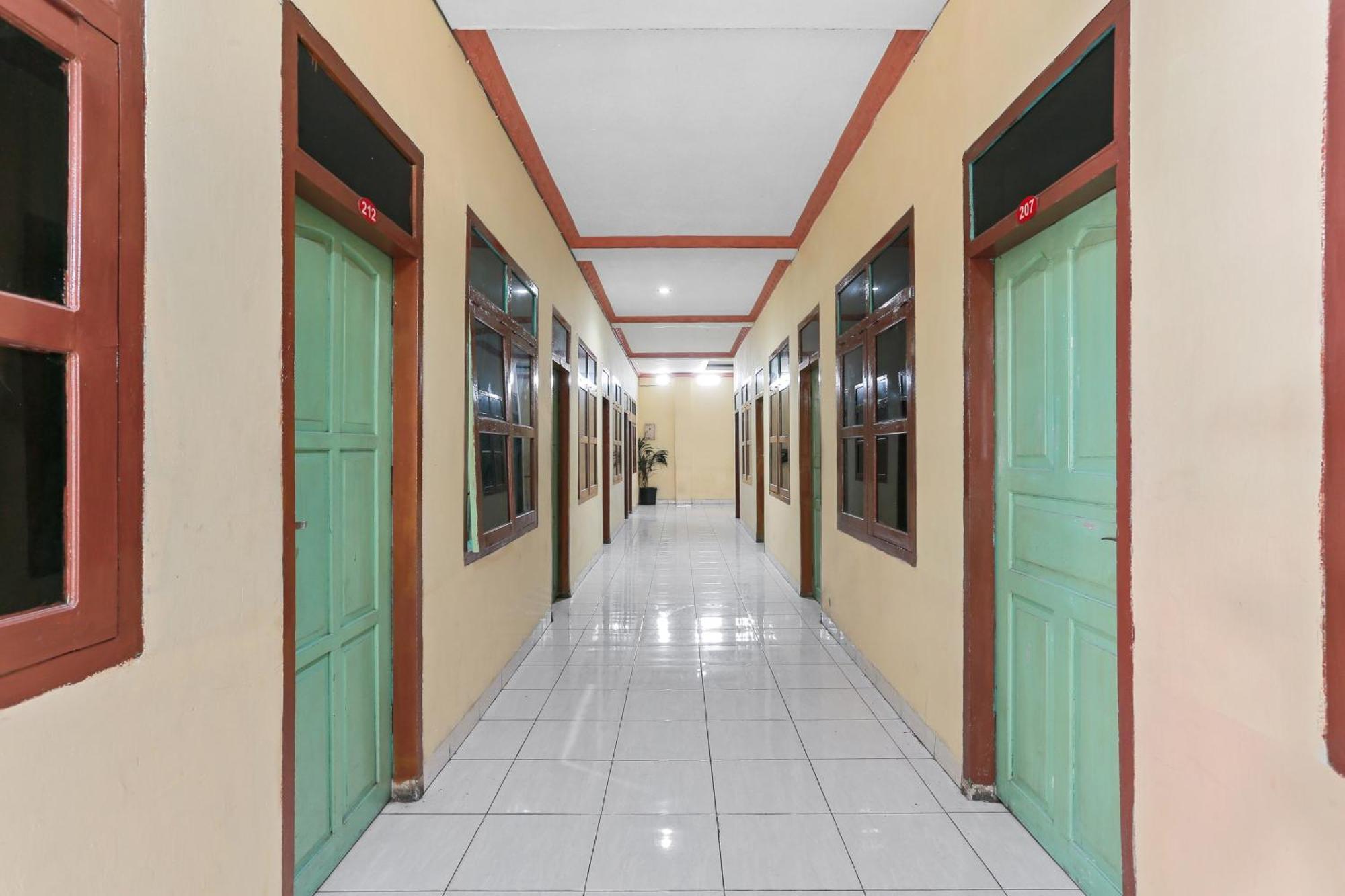 Oyo 93046 Hotel Fortuna Parepare Bagian luar foto