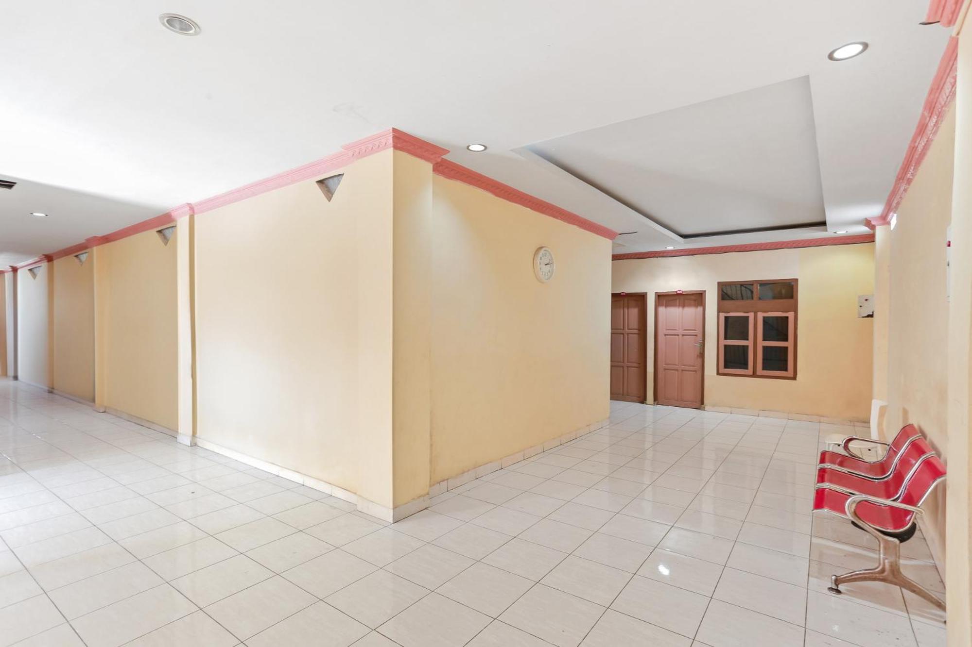 Oyo 93046 Hotel Fortuna Parepare Bagian luar foto