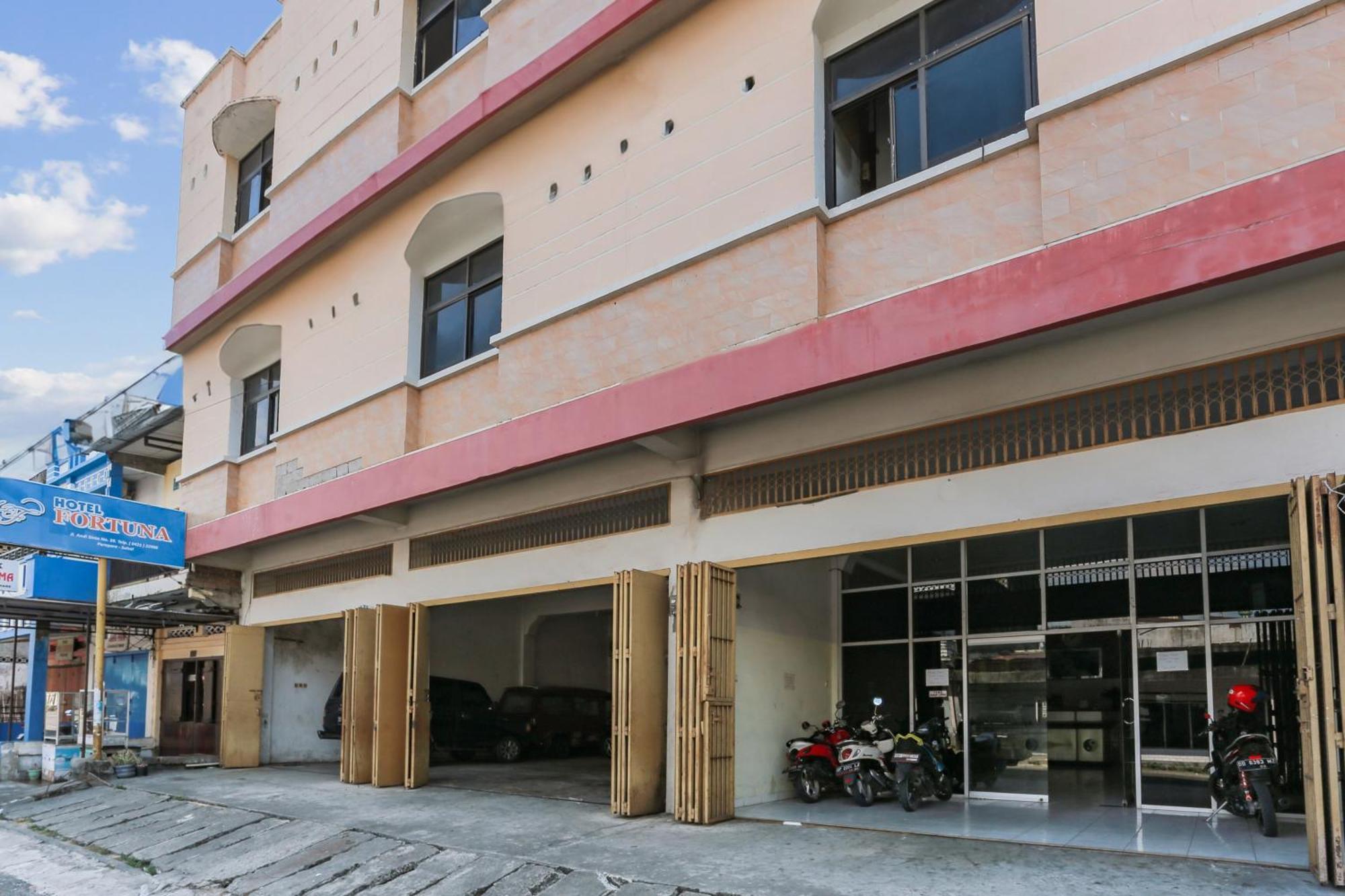 Oyo 93046 Hotel Fortuna Parepare Bagian luar foto