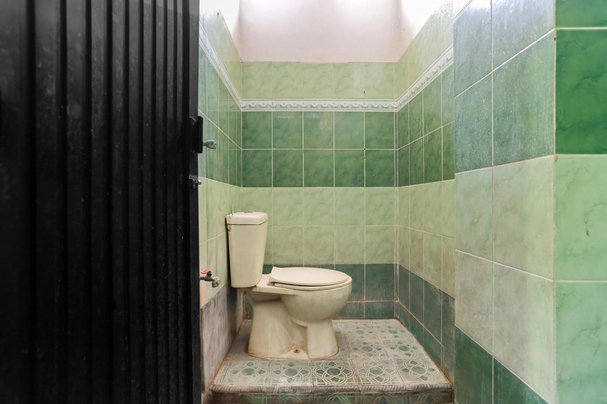 Oyo 93046 Hotel Fortuna Parepare Bagian luar foto