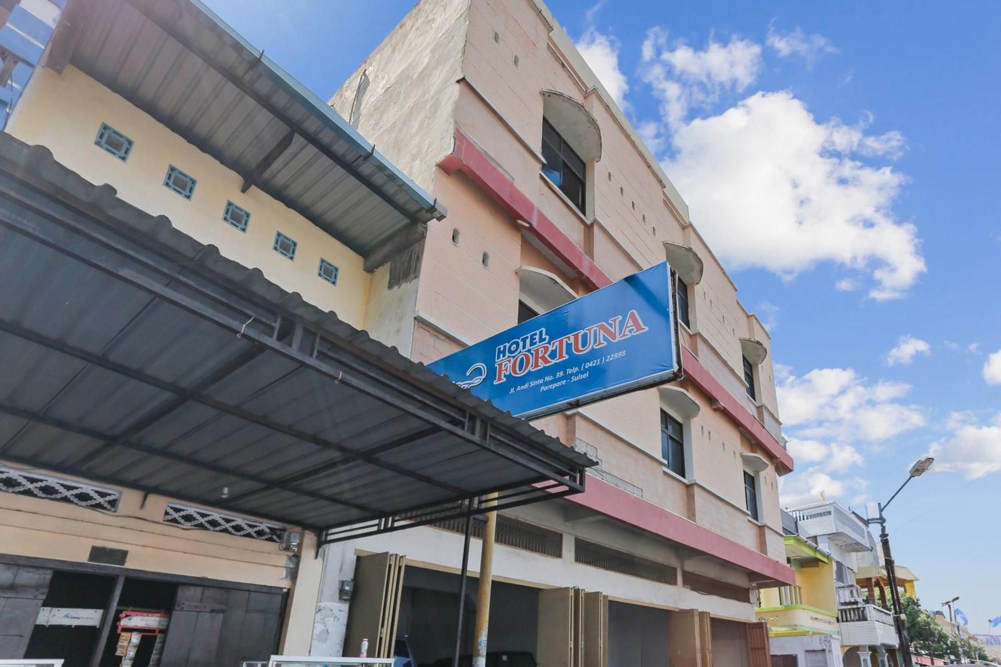 Oyo 93046 Hotel Fortuna Parepare Bagian luar foto